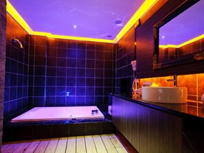 Standard Double Room, Hot Tub (" - A - ") | Bathroom | Separate bathtub and shower, jetted bath, free toiletries, hair dryer - Zheng 13 Villa Hotel (Tainan)