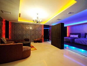 Deluxe Suite, Hot Tub (" - F - ") | Living room | LCD TV, DVD player - Zheng 13 Villa Hotel (Tainan)
