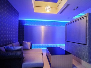 Suite estándar, bañera de hidromasaje (" - D - ") | Decoración individual, cortinas opacas, wifi gratis