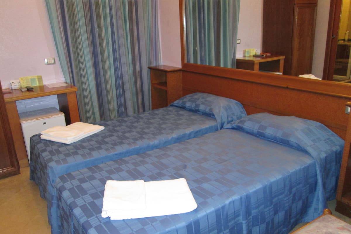 Double Room Single Use | Premium bedding, desk, blackout drapes, WiFi (free)