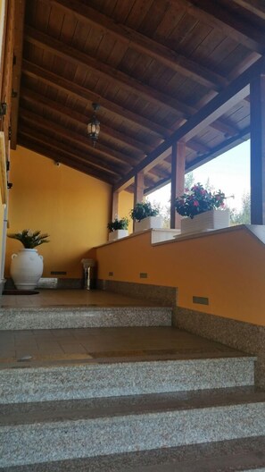 Exterior detail - Stranamore (Rome)