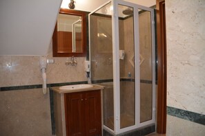 Double Room | Bathroom | Shower, free toiletries, hair dryer, towels - Stranamore (Rome)