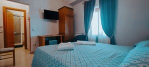 Ropa de cama de alta calidad, escritorio y cortinas blackout 