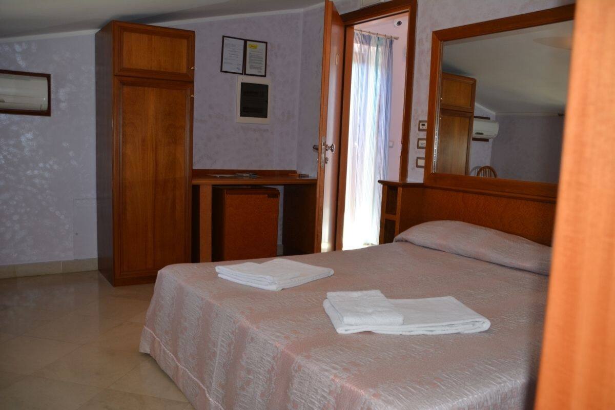 Double Room | Premium bedding, desk, blackout drapes, WiFi (free)