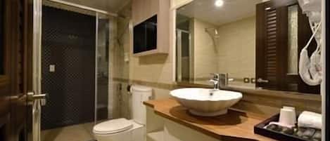 Twin Room, Bathtub | Bathroom | Separate tub and shower, jetted tub, free toiletries, hair dryer