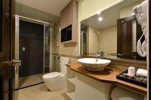Twin Room, Bathtub | Bathroom | Separate tub and shower, jetted tub, free toiletries, hair dryer - Zhaody Hotel (Puli)