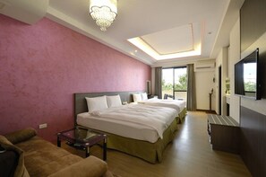 Family Room, Bathtub | Meja, langsir/tirai gelap terus, kalis bunyi, Wi-fi percuma 
