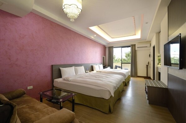 Family Room, Bathtub | Desk, blackout drapes, soundproofing, free WiFi - Zhaody Hotel (Puli)