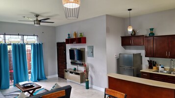 Refrigerador con freezer, microondas, horno, placa de cocina