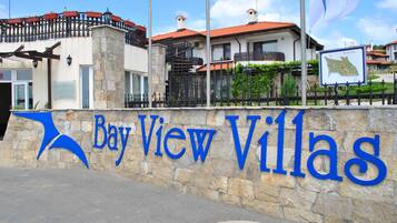 Vista frontal de la propiedad