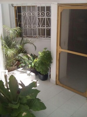 Chambre Familiale, cuisine (6- Air conditioner) | Terrasse/Patio