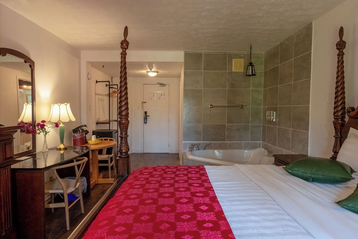 Luxury Room, 1 King Bed | 1 bedroom, desk, soundproofing, free WiFi