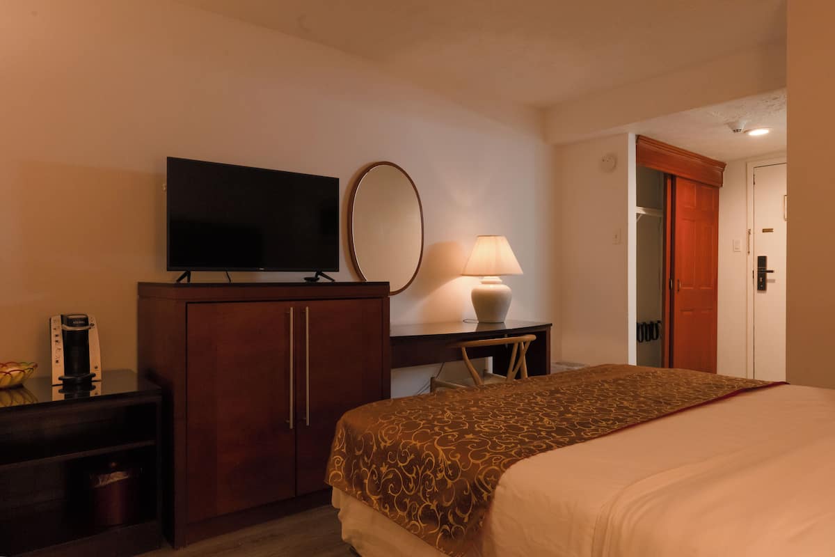 Desk, soundproofing, free WiFi, bed sheets