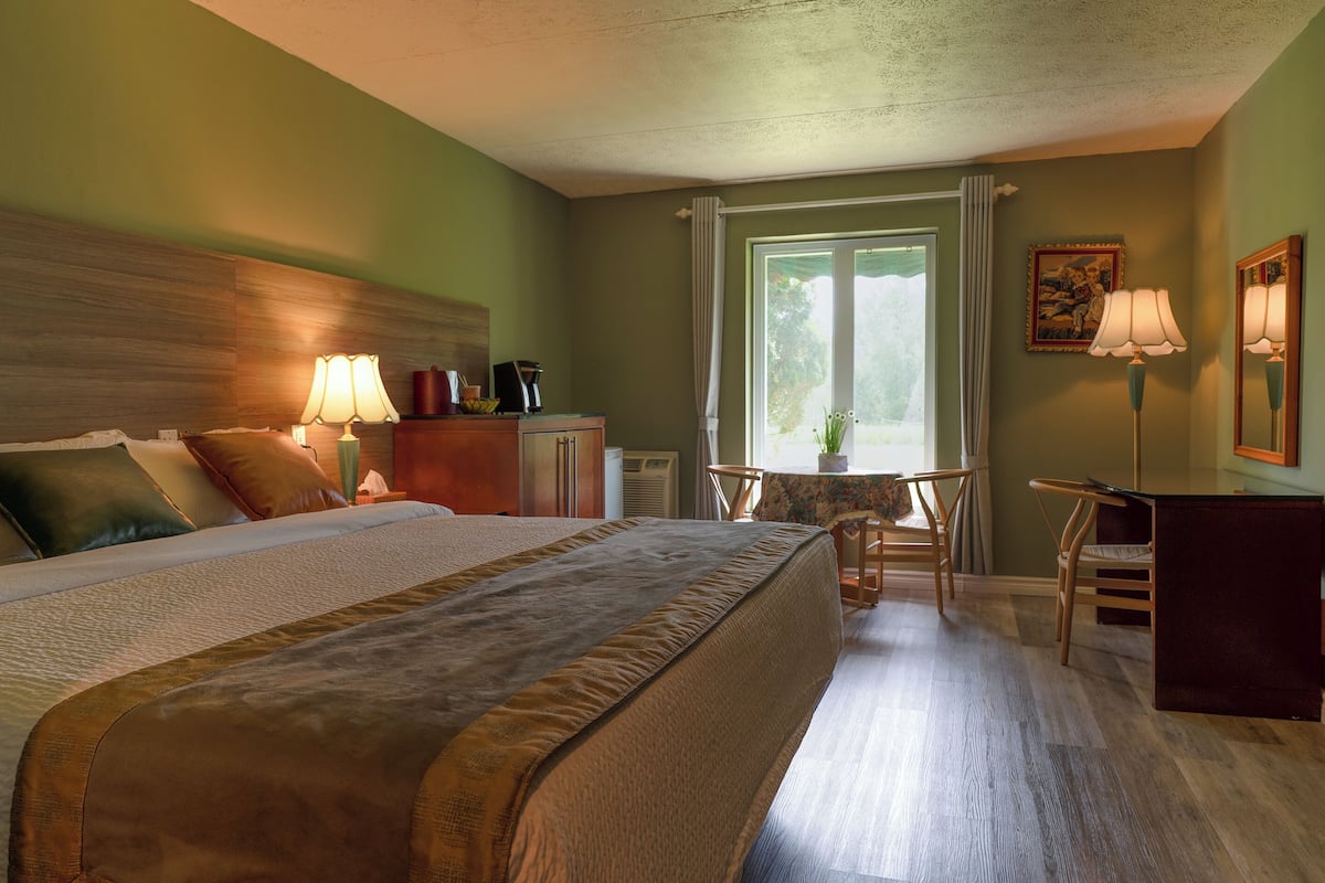 Habitación Confort, vistas al jardín | Ropa de cama de alta calidad, escritorio, sistema de insonorización