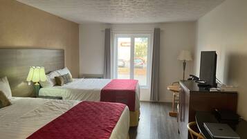 Desk, soundproofing, free WiFi, bed sheets