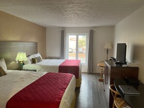 Kamar Double Klasik, 2 Tempat Tidur Queen | Seprai premium, meja kerja, kedap suara, dan Wi-Fi gratis