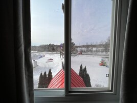 Quarto casal básico, 1 cama de casal | Vista para a rua