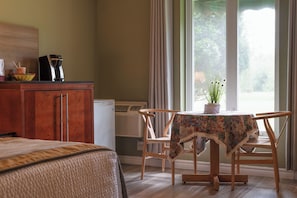 Habitación Confort, vista al jardín | Ropa de cama de alta calidad, escritorio, insonorización y wifi gratis