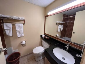 Kamar Double Klasik, 2 Tempat Tidur Queen | Kamar mandi | Kombinasi shower/bathtub dan perlengkapan mandi gratis