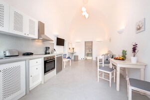 Refrigerador con freezer, horno, cafetera/tetera, utensilios de cocina