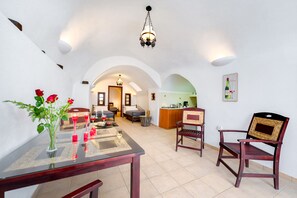 Villa 1 bedroom (Meliti) | Vardagsrum | 24-tums platt-tv med satellitkanaler, tv och dvd-spelare