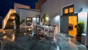 Outdoor dining - Nereids Villa Santorini (Santorini)