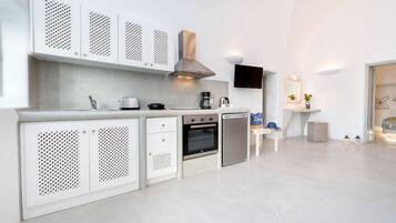 Villa 1 bedroom (Alia) | Private kitchen | Full-size fridge, oven, coffee/tea maker, cookware/dishes/utensils