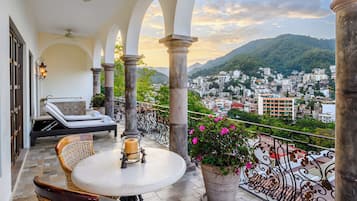 VIPS SUITE | Living area | 36-inch Smart TV with cable channels, TV, Netflix