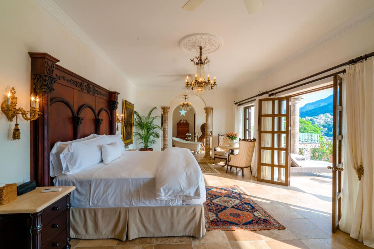 VELVET SUITE | Egyptian cotton sheets, premium bedding, down comforters, pillowtop beds