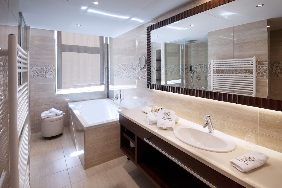 deluxe double room | bathroom | shower, slippers, towels