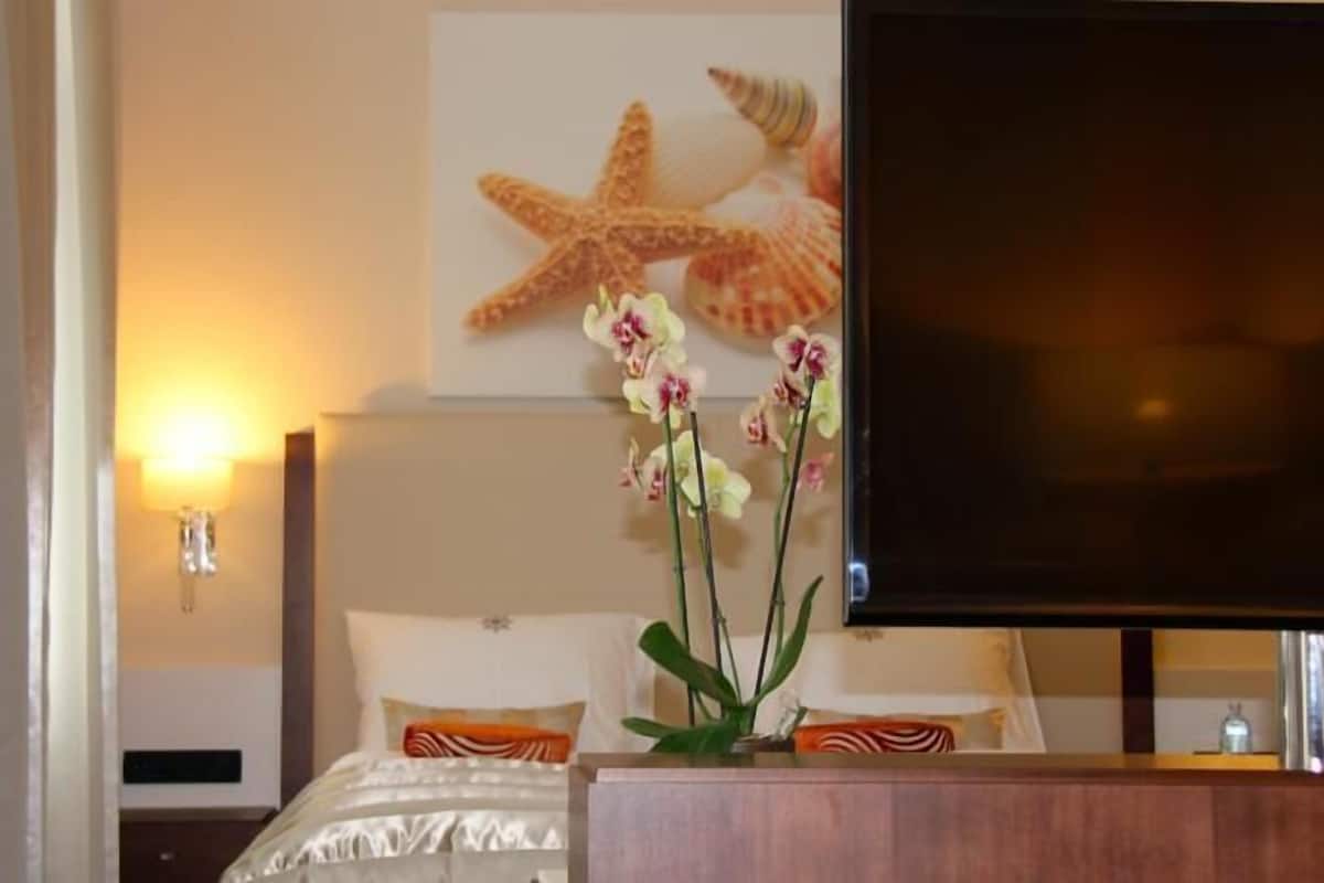 1 bedroom, in-room safe, blackout curtains, soundproofing