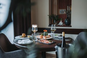 ランチ、ディナーに営業