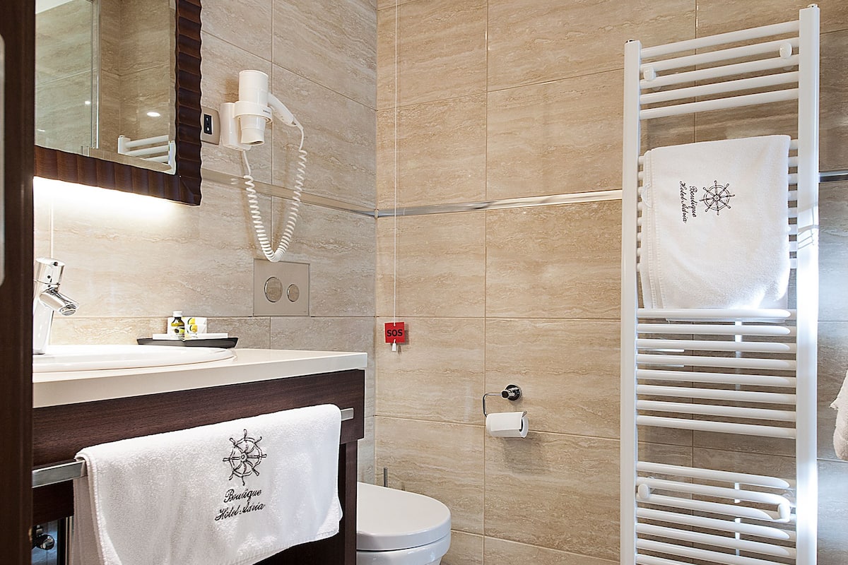 1 bedroom, in-room safe, blackout curtains, soundproofing