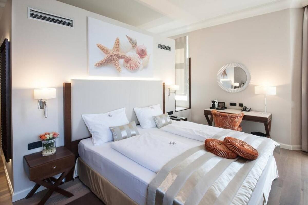 In-room safe, blackout drapes, soundproofing