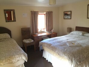 Double or Twin Room, Ensuite | Rollaway beds, free WiFi, bed sheets - The Fox & Hounds Inn (Leyburn)