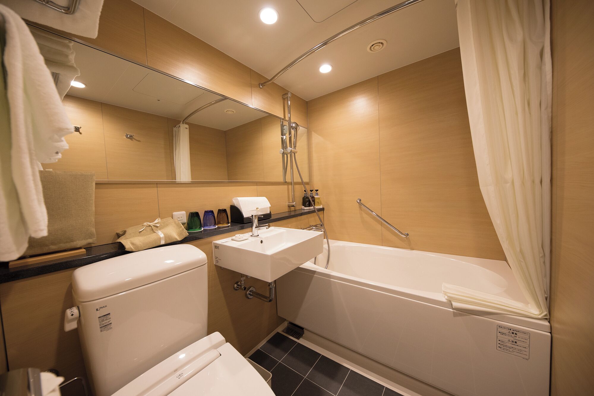 A bathroom with a toilet, sink, and bathtub.
