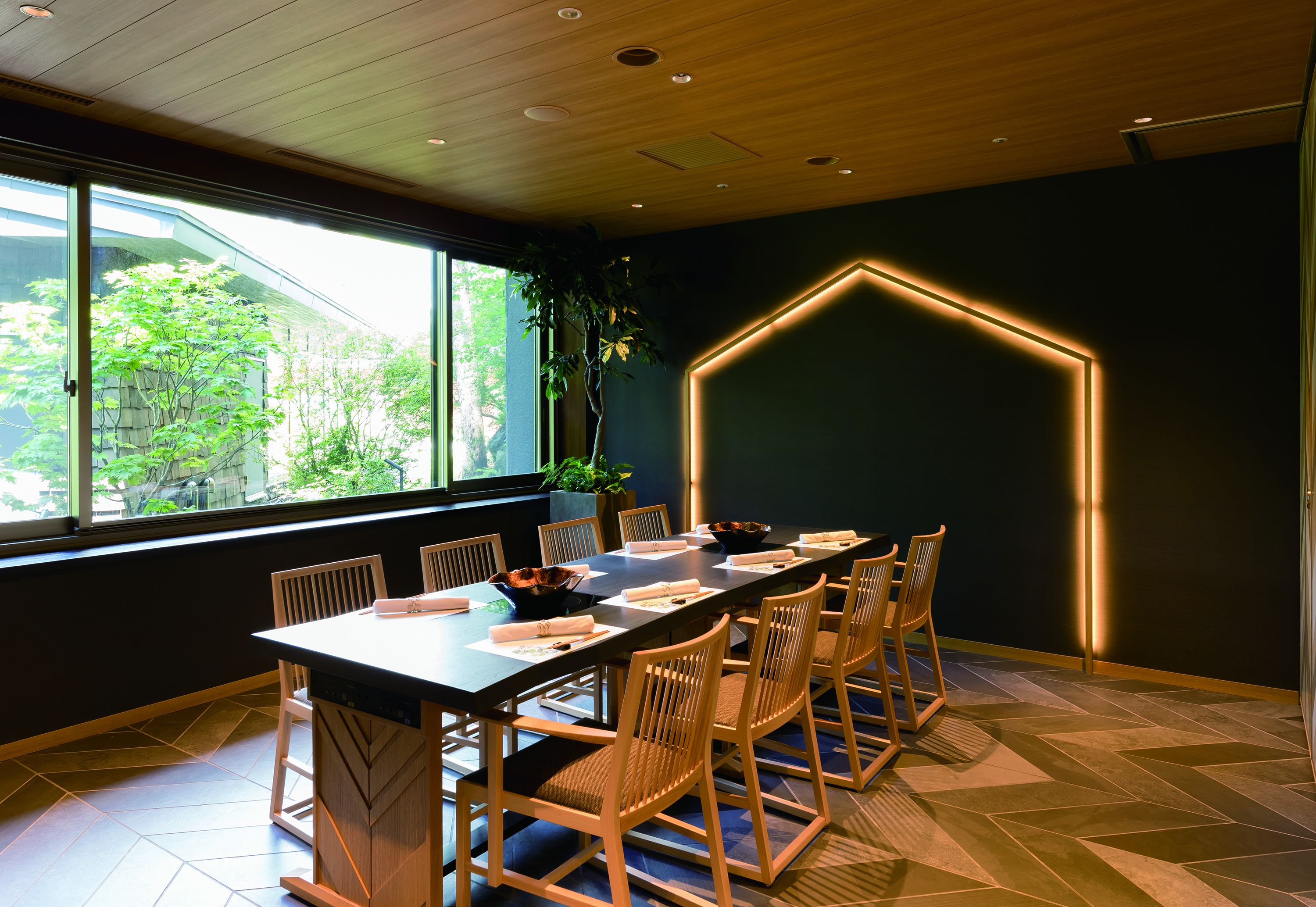 4 restaurants, breakfast, lunch, dinner served; japanese cuisine