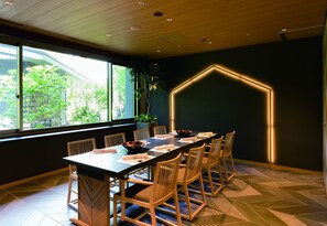 4 restaurantes, se sirven desayunos, comidas, cenas y cocina japonesa
