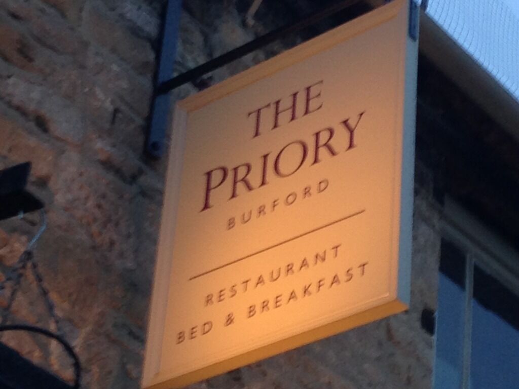 Señal para el restaurante y casa de huéspedes 'The Priory' en Burford.