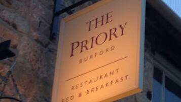 Señal para el restaurante y casa de huéspedes 'The Priory' en Burford.
