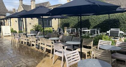 Priory Tearooms Burford With Rooms
