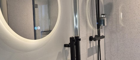 Chambre avec lits jumeaux, salle de bain attenante (Room 4)