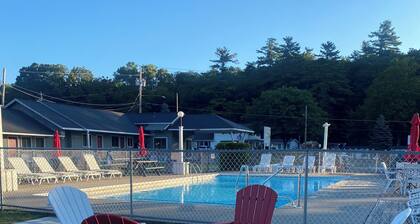 Barberry Court Motel