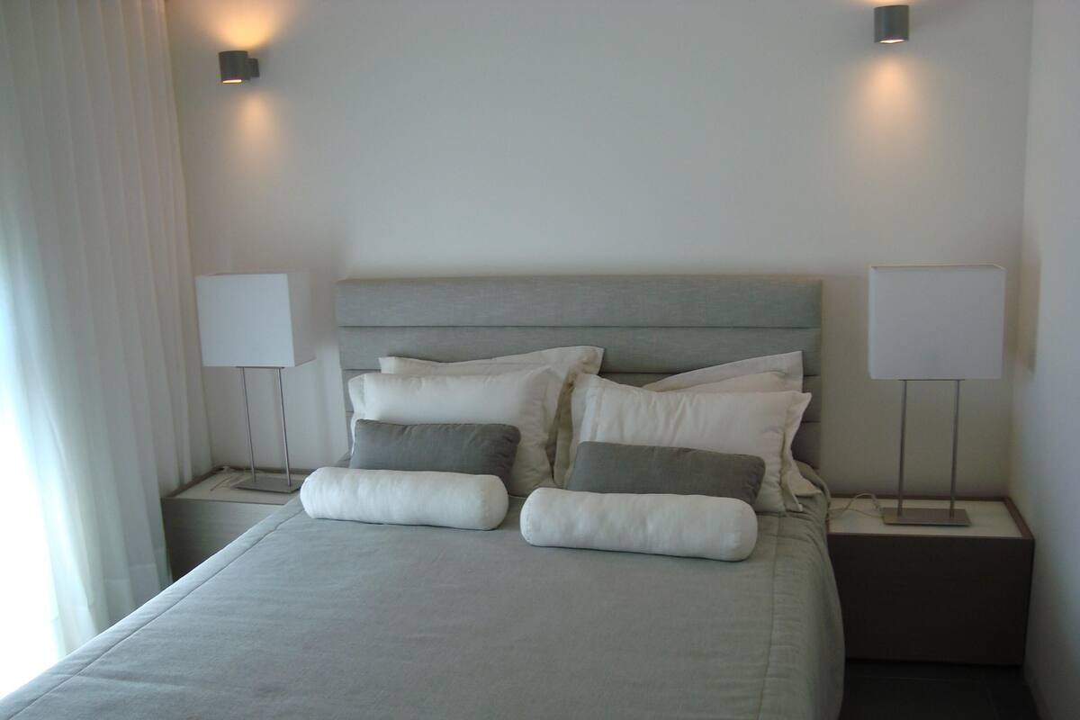 1 slaapkamer, een bureau, geluiddichte muren, gratis babybedden