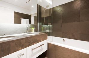Vòi sen/bồn tắm kết hợp, đồ dùng nhà tắm miễn phí, máy sấy tóc 
