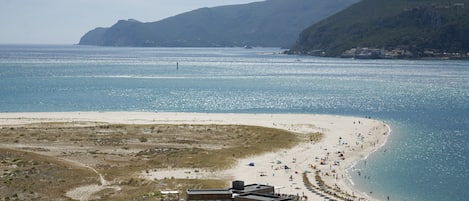 Una spiaggia nelle vicinanze