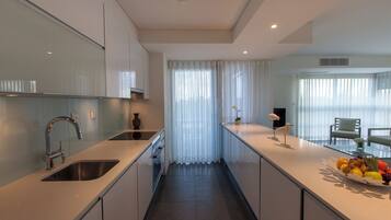 Premium appartement, 1 slaapkamer | Privékeuken | Een koelkast/vriezer, een magnetron, een oven, een kookplaat