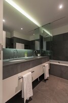 Apartamento Premium, 1 habitación | Baño | Ducha y bañera combinadas y artículos de higiene personal gratuitos
