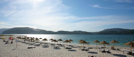 على الشاطئ، رمال بيضاء، 2 من البارات على الشاطئ