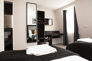 Cofres nos quartos, escrivaninha, cortinas blackout, Wi-Fi de cortesia